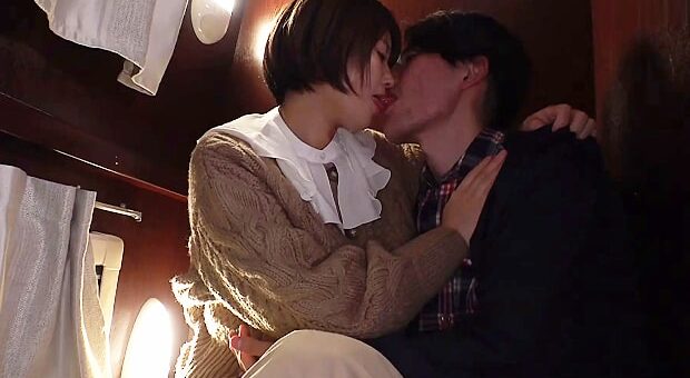 彼氏の友達とキャンピングカーで浮気中出しSEX