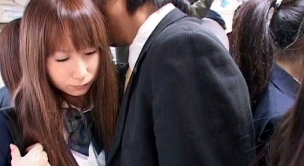 満員バスで痴漢されるJK