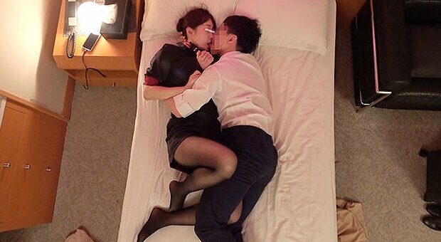 同僚男女が相部屋になったホテルで中出しSEX