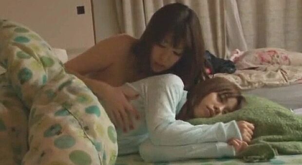 教え子JKをレズ夜這いする美人家庭教師