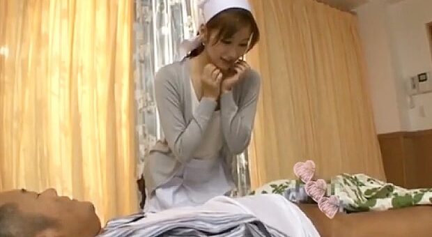 派遣先のお宅で父子とSEXするドスケベ美人家庭教師