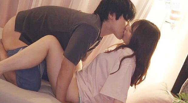 彼氏の親友と中出しSEXで浮気する巨乳彼女