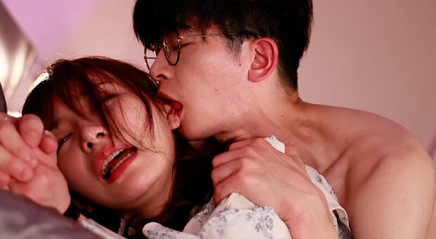 アダルトグッズのあるラブホでおもちゃプレイをするカップル