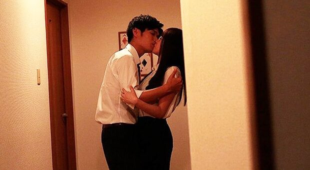 上司宅でのホームパーティでこっそり同僚のイケメン男子とエッチするOL