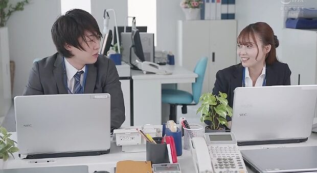 彼女持ちの同期の男子を誘惑し寝取る巨乳OL