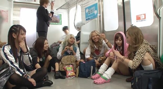 電車で見つけた都会のサラリーマンを集団逆レイプする田舎のヤンキーJK