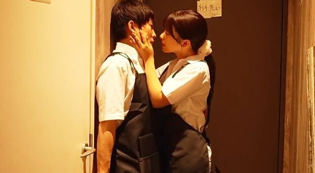 バイトの先輩にキスしまくるあざとい巨乳後輩