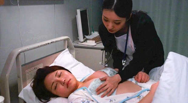 巨乳の入院患者をレズ夜這いするビアンナース