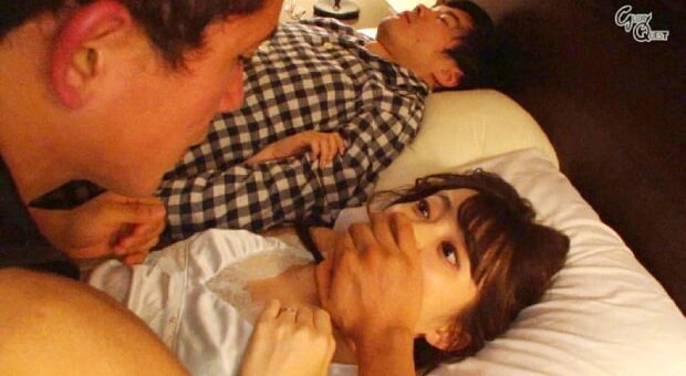 寝ている旦那の横で奥さんを夜這いする鬼畜