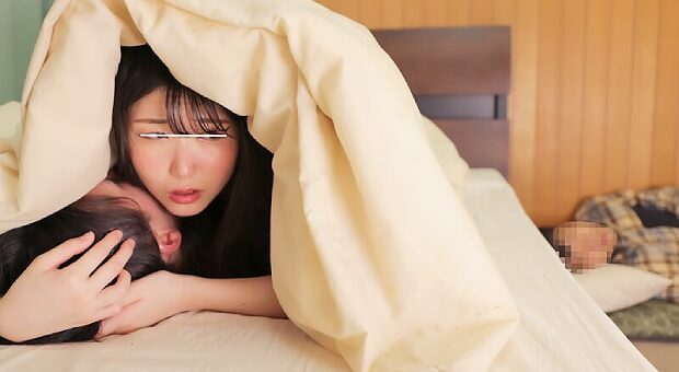 寝ている彼氏の横で彼の友達と浮気する女