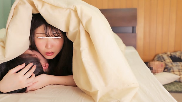 寝ている彼氏の横で彼の友達と浮気する女