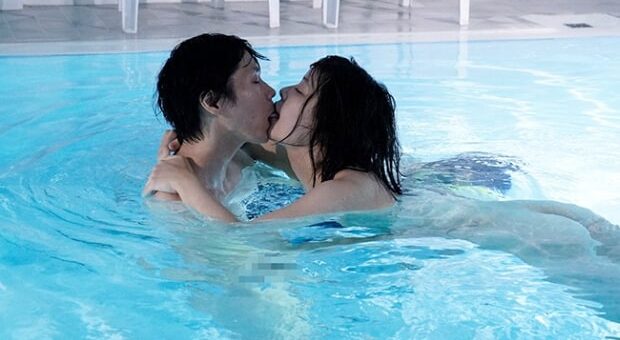 親友の彼氏を寝取る女