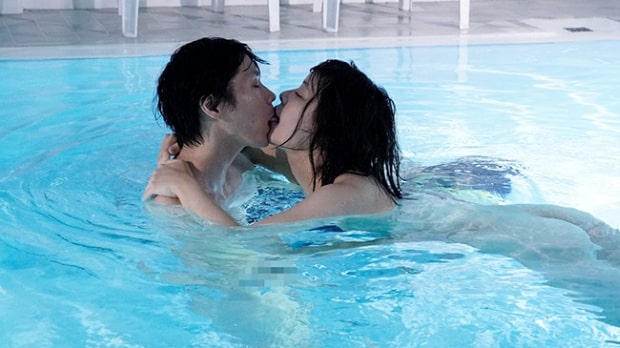 親友の彼氏を寝取る女