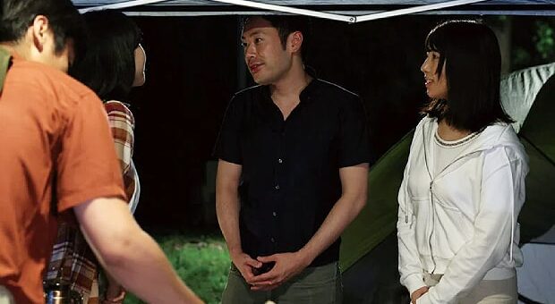 キャンプで夫婦交換する2組の夫婦