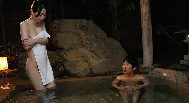 混浴露天風呂で中出し不倫する人妻