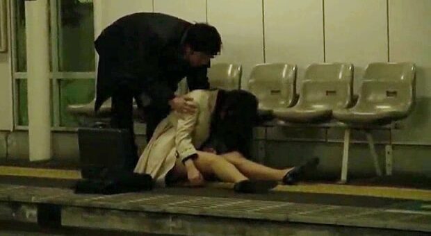 駅のホームで泥酔するOLを拉致して中出し昏睡レイプ