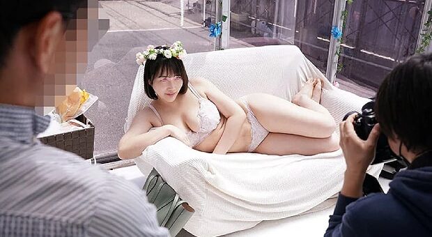 密着メモリアルヌード撮影でデカチン男優に寝取られる巨乳人妻