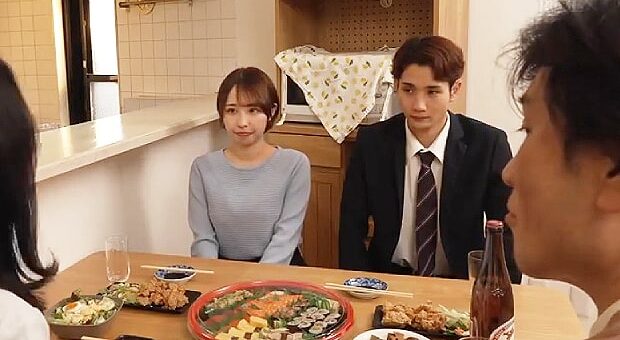 両親の前で同僚に彼氏役をしてもらう巨乳OL