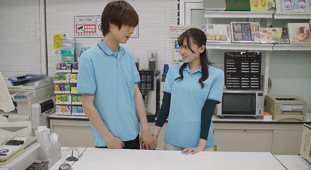 コンビニ店内で年下バイトくんと不倫SEXする人妻