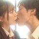 教室でキスをする学生カップル