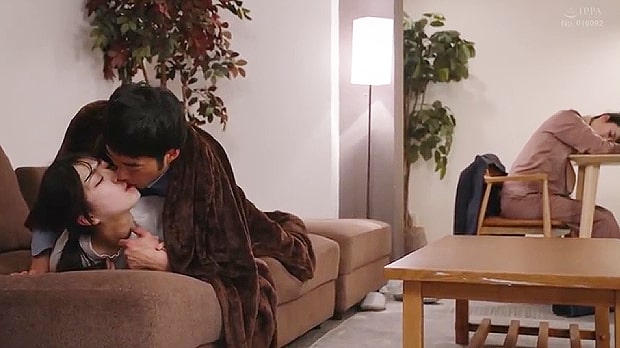 不倫相手の家で奥さんにバレなように寝バック不倫するヤバイ女