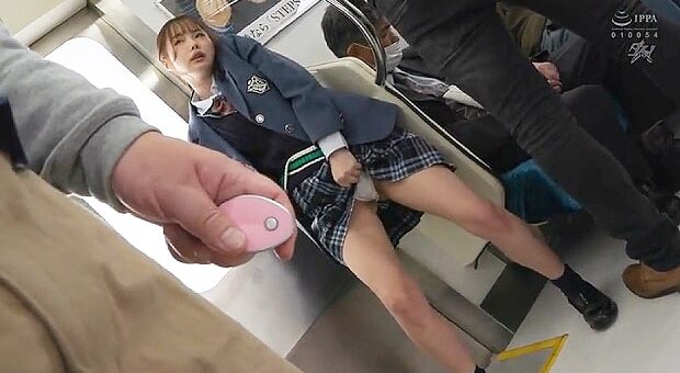 貧乳JKをリモバイ寸止め痴漢で失禁イキさせるジジィ