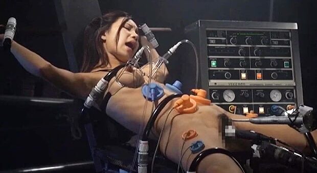 拘束されおもちゃによる3点同時責め拷問に悶絶する女