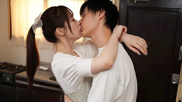 バイトの先輩と浮気エッチする美少女