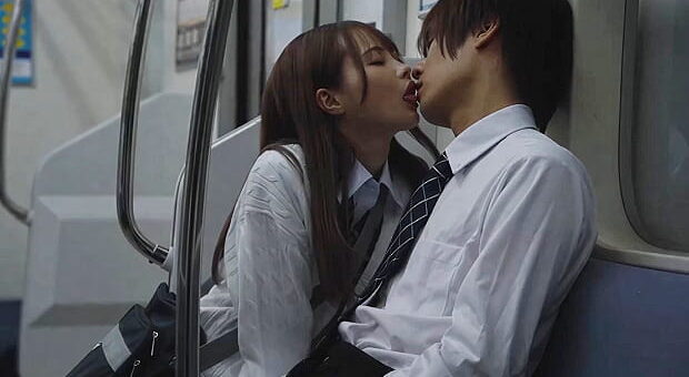 最終電車で寝ている男性に勝手にキスをする変態JK