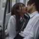 最終電車で寝ている男性に勝手にキスをする変態JK