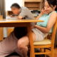 父にバレないようにテーブルの下から母にクンニする息子
