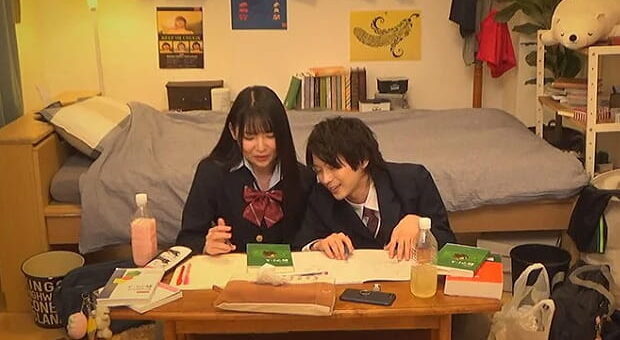 自宅でイチャラブエッチをする学生カップル