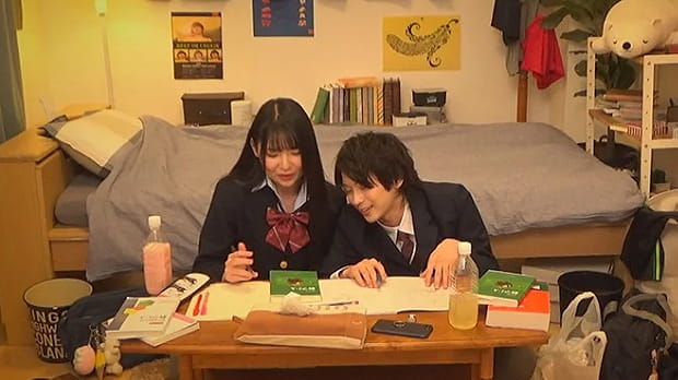 自宅でイチャラブエッチをする学生カップル