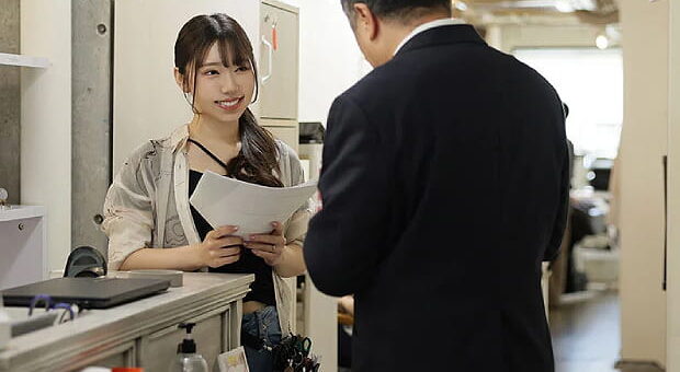 営業中の店内で不倫する人妻美容師