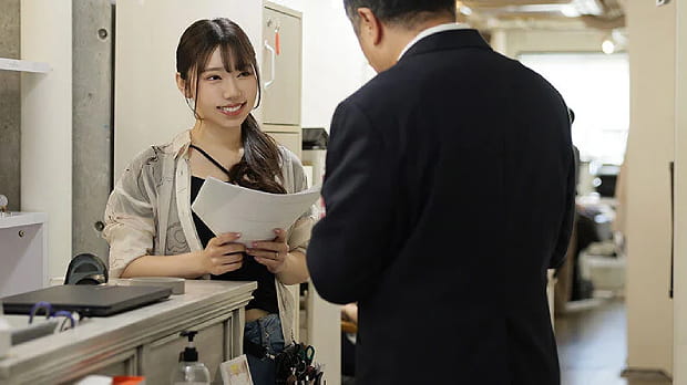 営業中の店内で不倫する人妻美容師