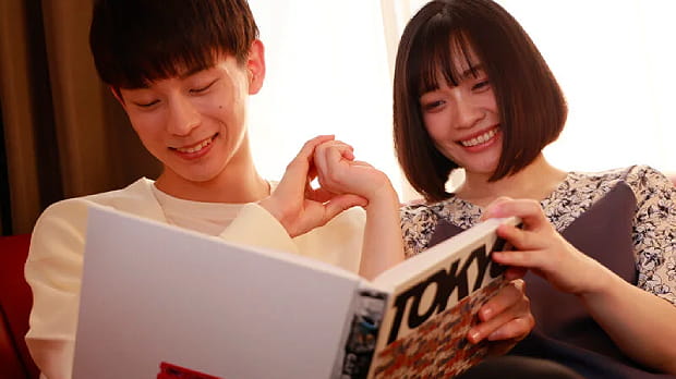 初めてのお泊りでイチャイチャするカップル