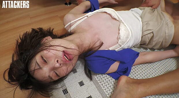 泣き叫び逃げる女教師を中出しレイプする半グレ