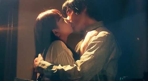 年下イケメンと背徳キスをする人妻