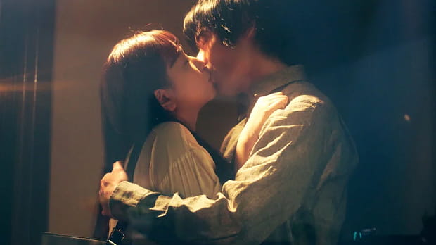 年下イケメンと背徳キスをする人妻