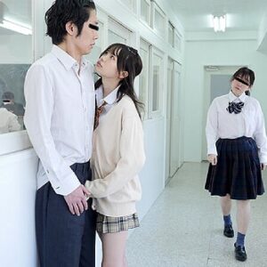萌え袖にチンポを隠して手コキする痴女JK
