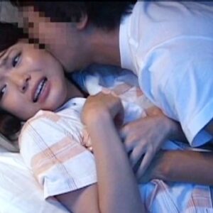 二段ベッドで寝る同僚の娘を夜這いする